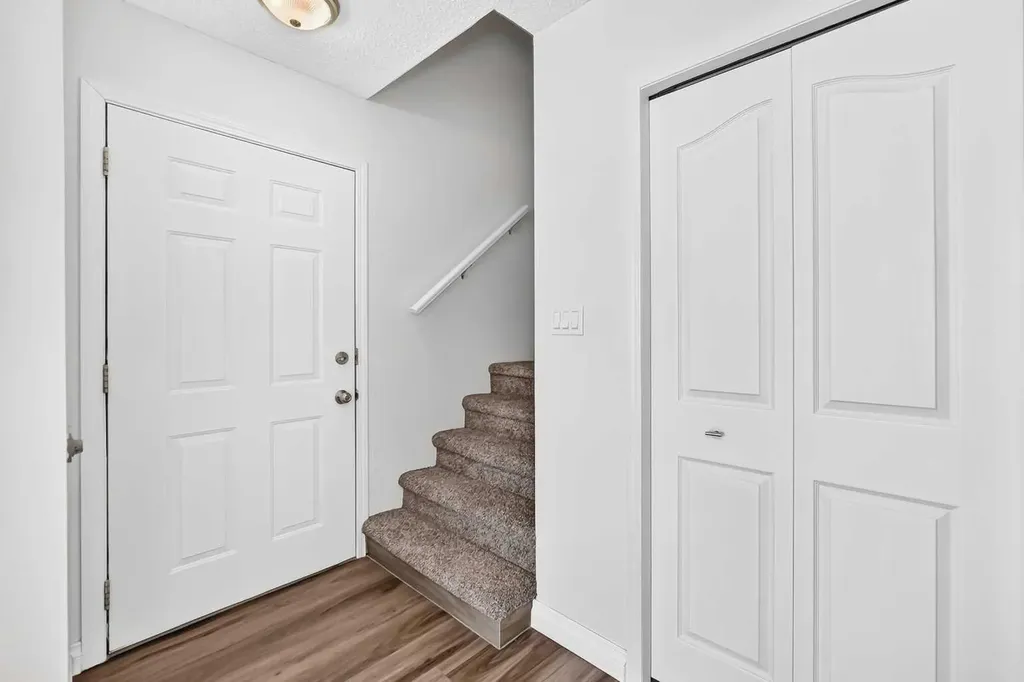 91 Cedarwood Hill SW Calgary AB t2w3h4