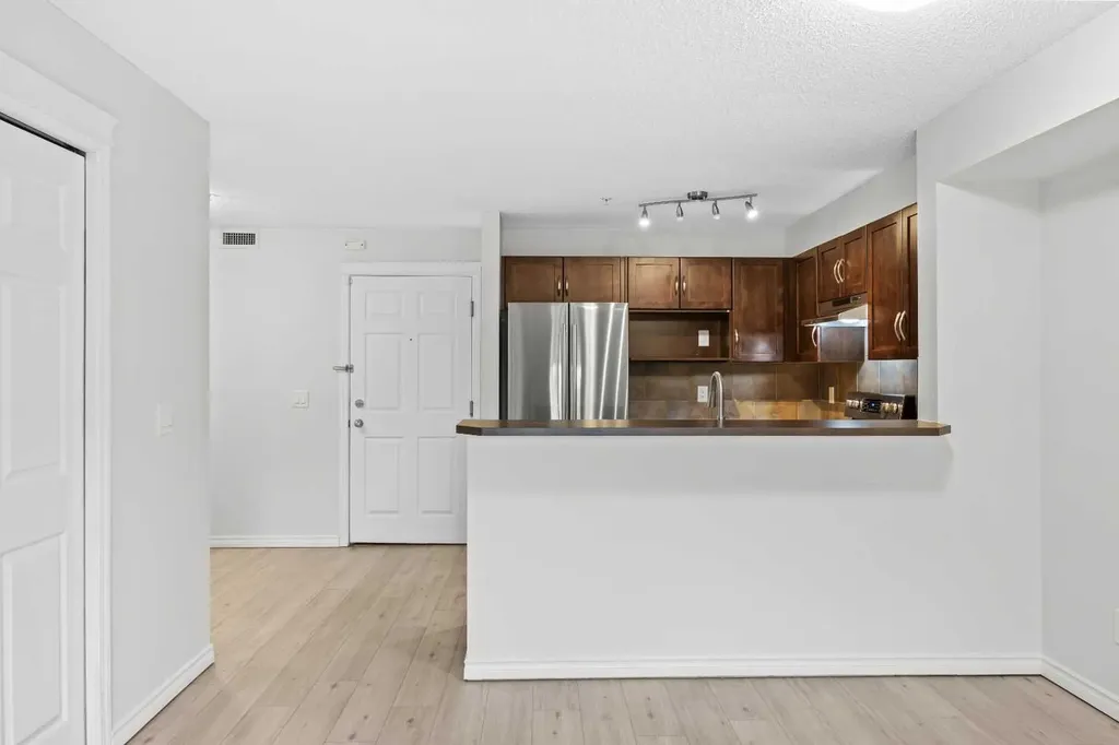 115 Prestwick Villas SE Calgary AB T2Z 0N1