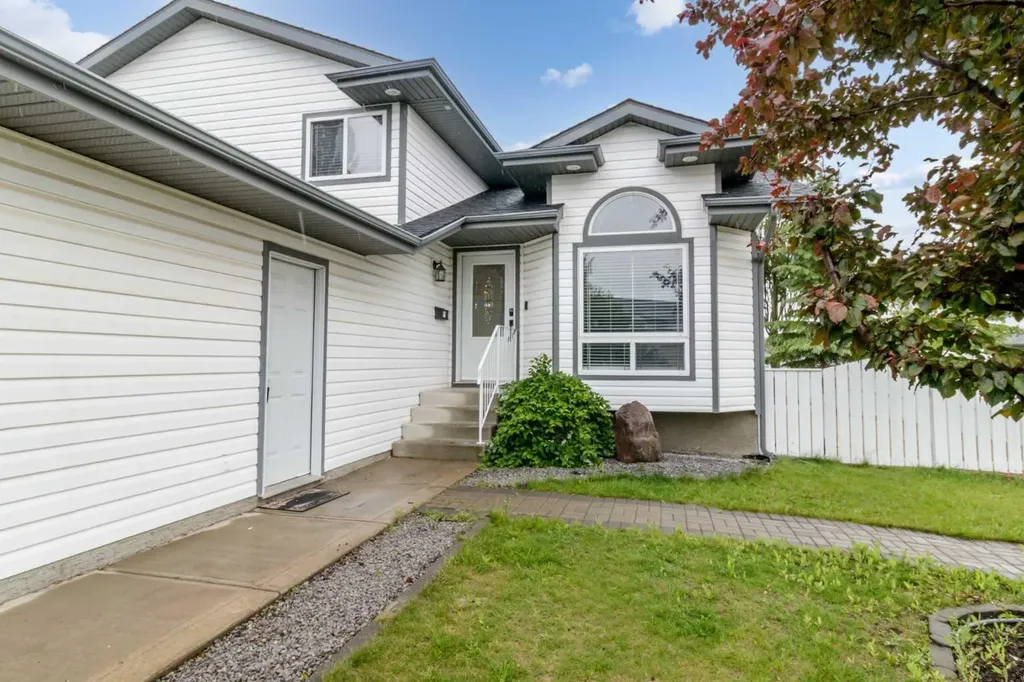 61 Premiere Crescent Blackfalds AB T0M 0J0