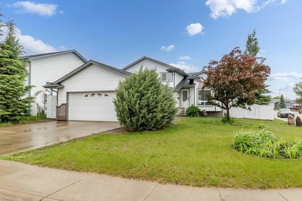 61 Premiere Crescent Blackfalds AB T0M 0J0