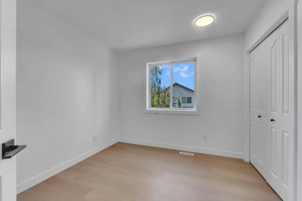 29 Douglas Glen Crescent SE Calgary AB T2Z 3M6