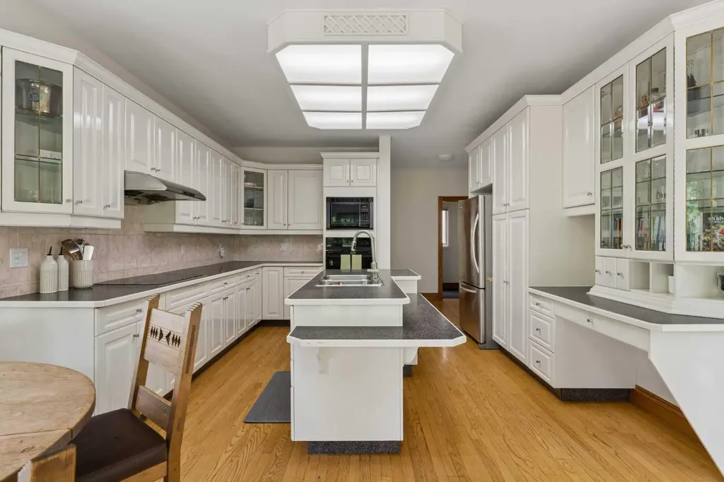 3229 2 Street SW Calgary AB T2S 1T5