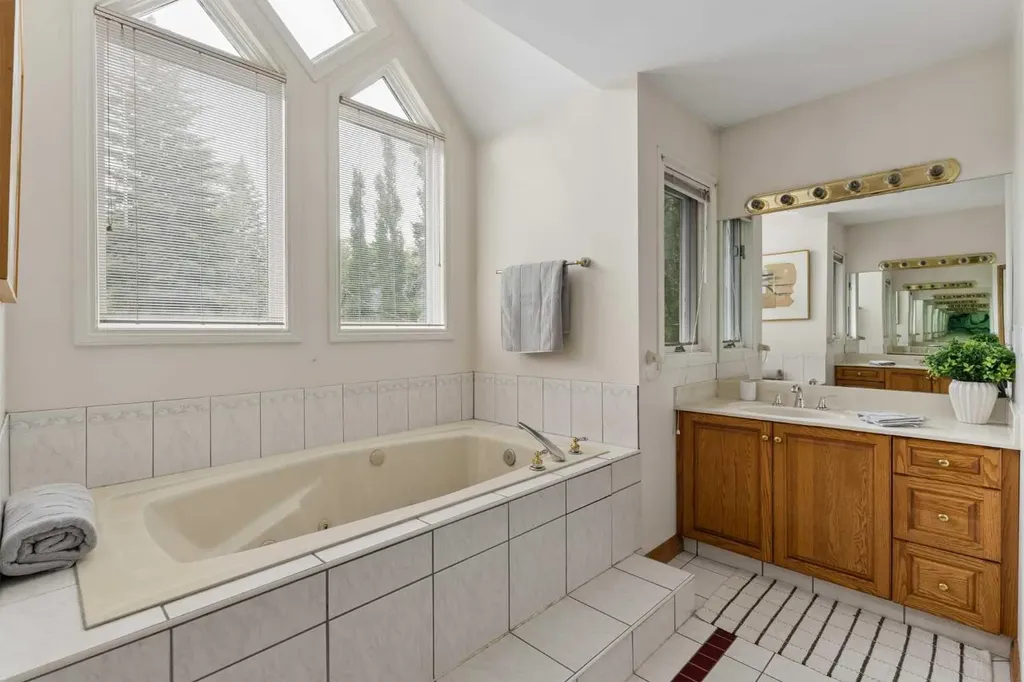 3229 2 Street SW Calgary AB T2S 1T5
