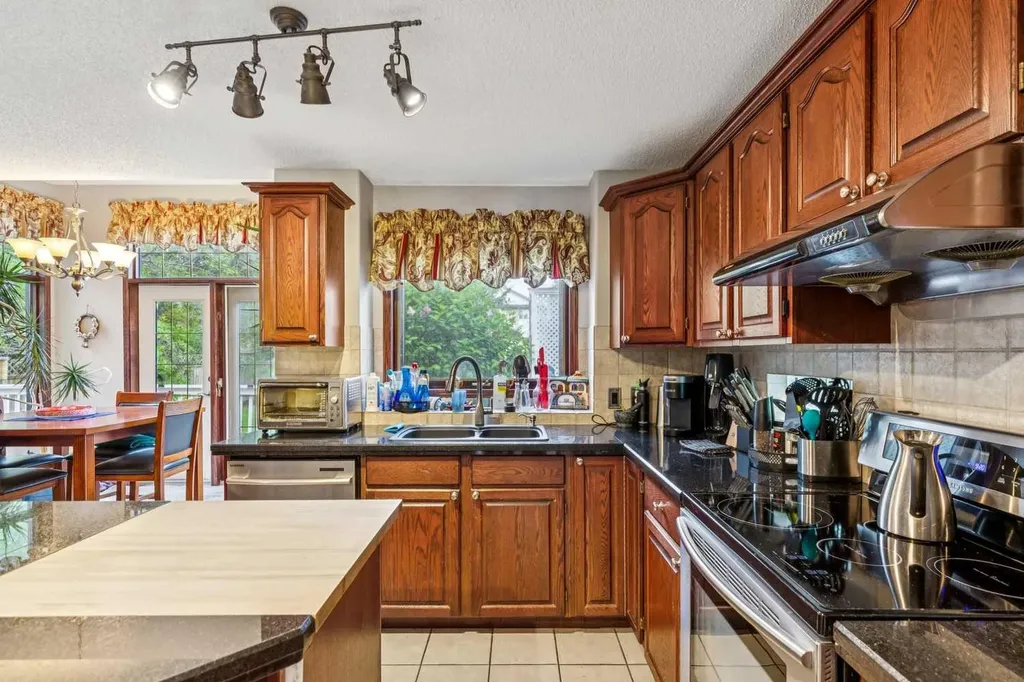 27 Valley Creek Bay NW Calgary AB T3B 5V3