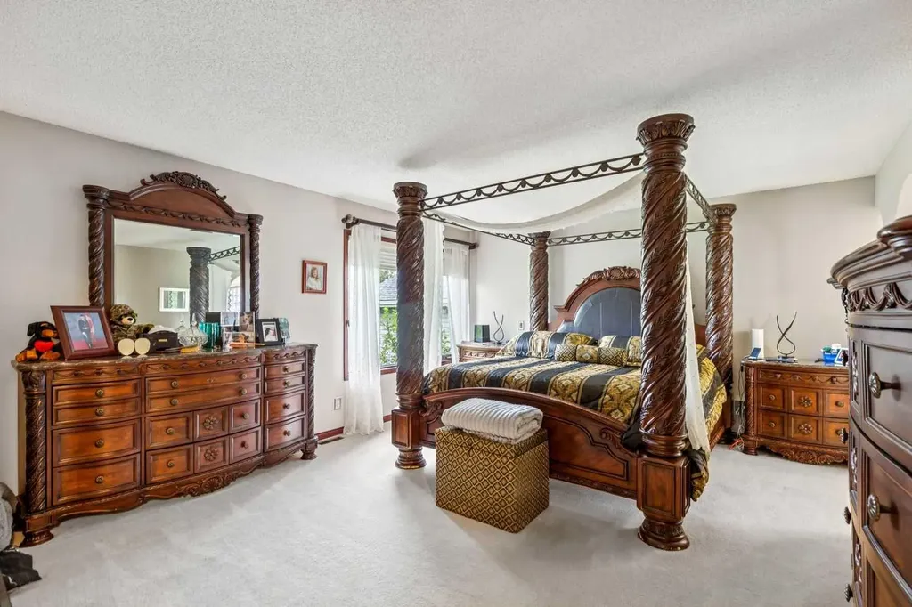 27 Valley Creek Bay NW Calgary AB T3B 5V3