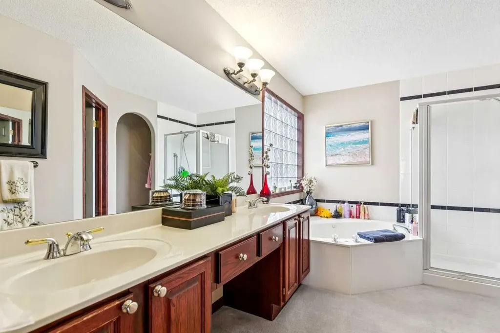 27 Valley Creek Bay NW Calgary AB T3B 5V3