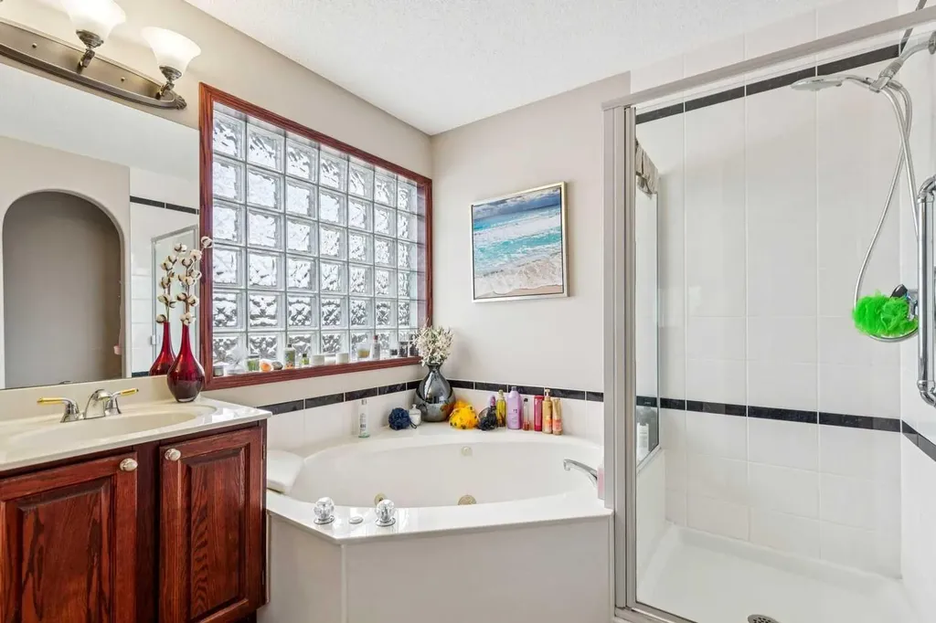 27 Valley Creek Bay NW Calgary AB T3B 5V3