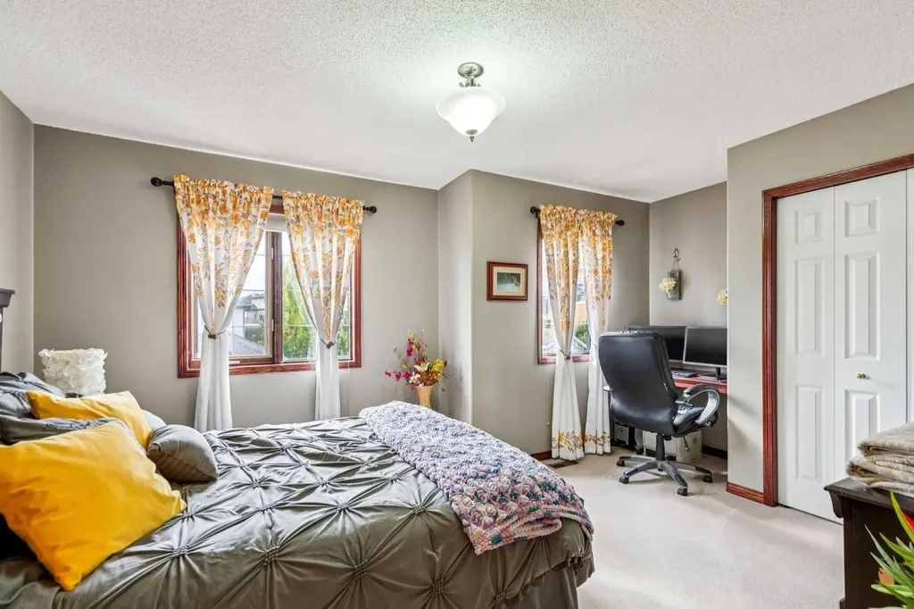 27 Valley Creek Bay NW Calgary AB T3B 5V3