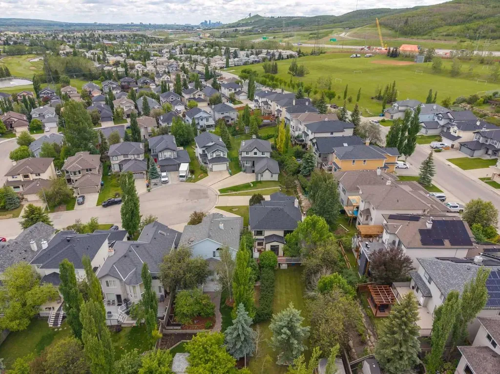 27 Valley Creek Bay NW Calgary AB T3B 5V3