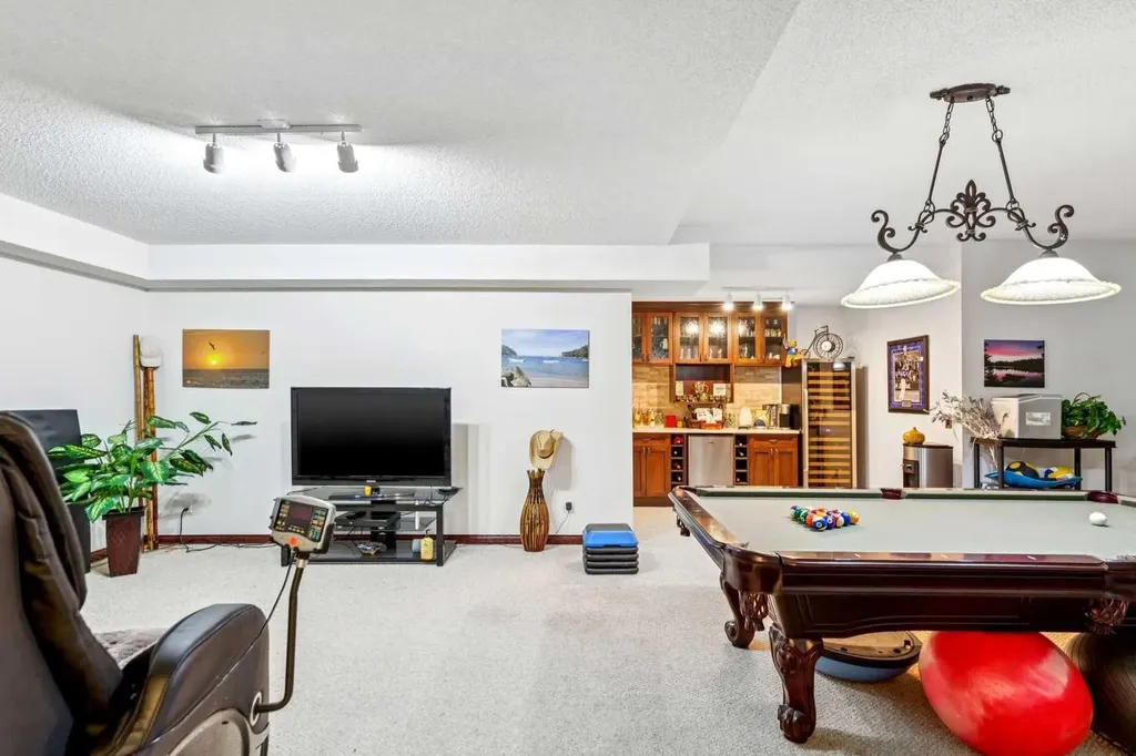 27 Valley Creek Bay NW Calgary AB T3B 5V3
