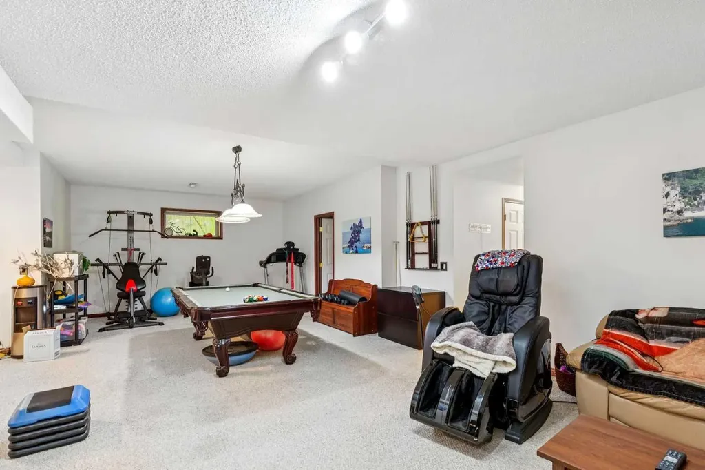 27 Valley Creek Bay NW Calgary AB T3B 5V3