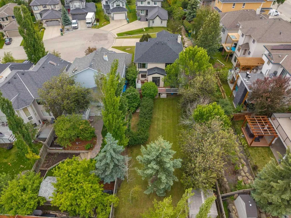 27 Valley Creek Bay NW Calgary AB T3B 5V3