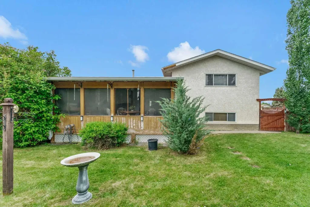 95 Rossdale Way SE Medicine Hat AB T1B1Y5