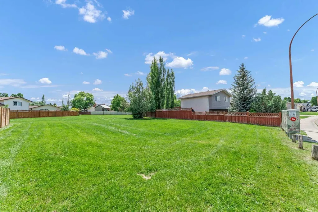95 Rossdale Way SE Medicine Hat AB T1B1Y5