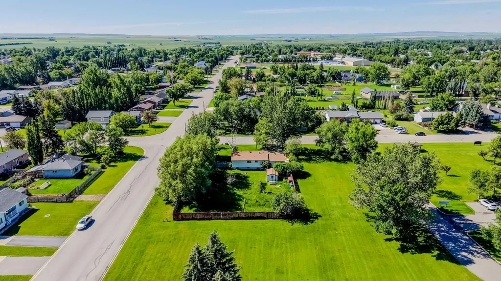 81 E 2 Avenue N Magrath AB T0K 1J0
