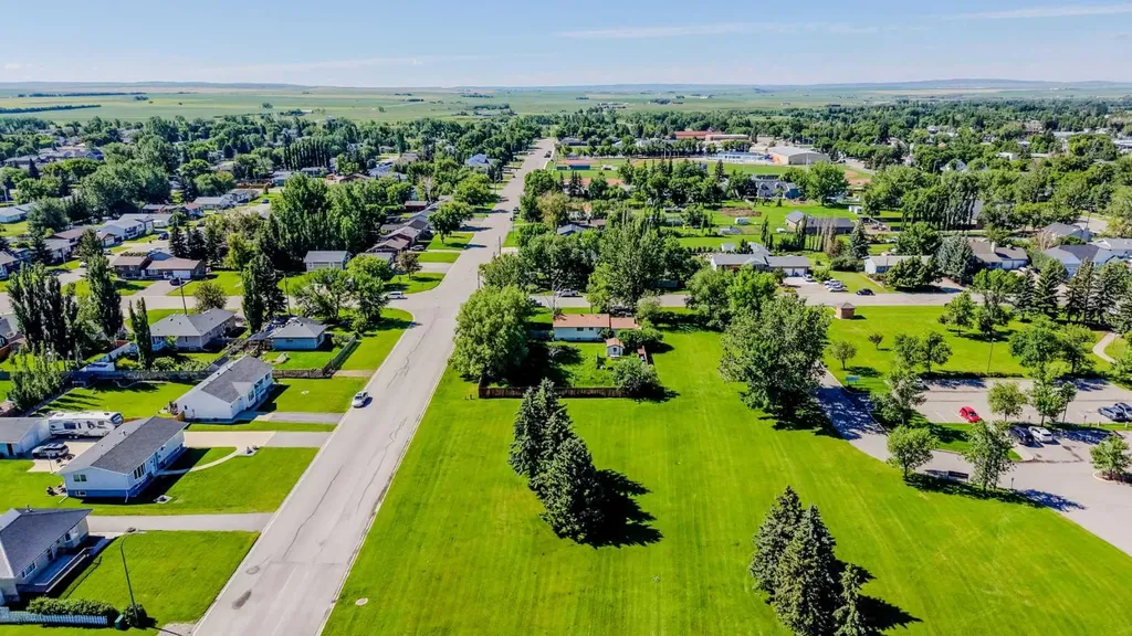 81 E 2 Avenue N Magrath AB T0K 1J0
