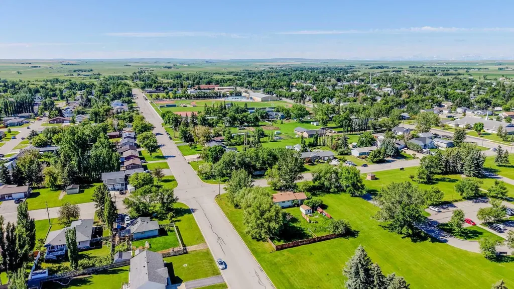 81 E 2 Avenue N Magrath AB T0K 1J0