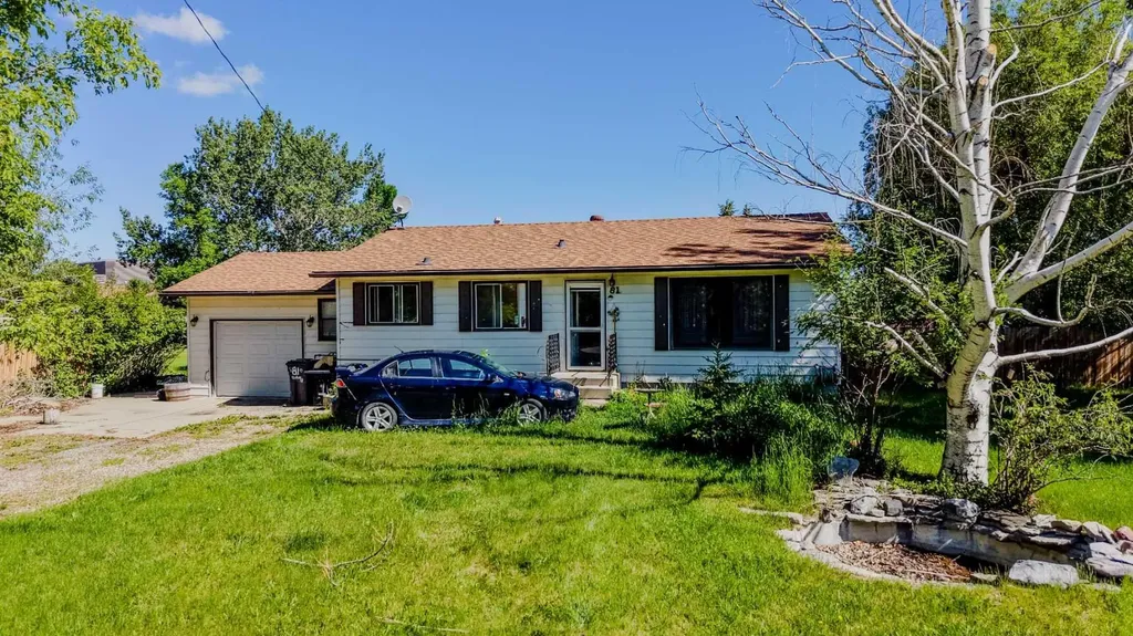 81 E 2 Avenue N Magrath AB T0K 1J0