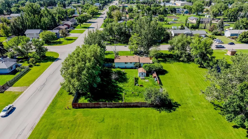 81 E 2 Avenue N Magrath AB T0K 1J0