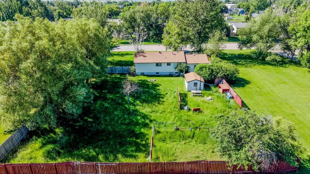 81 E 2 Avenue N Magrath AB T0K 1J0