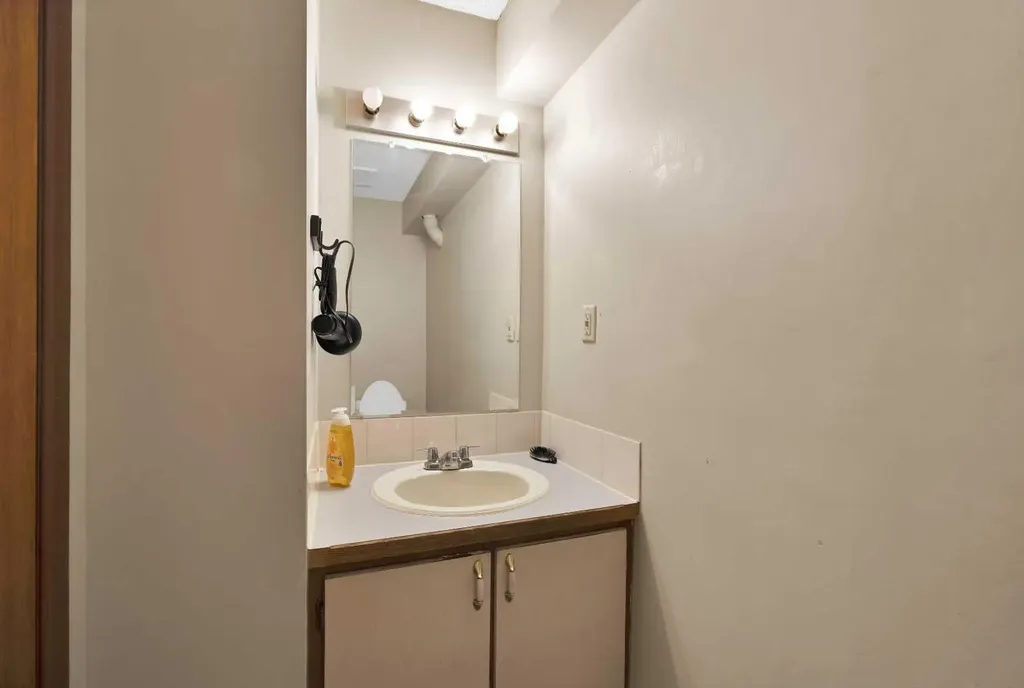 1727 12 Avenue SW Calgary AB T3C 0R5