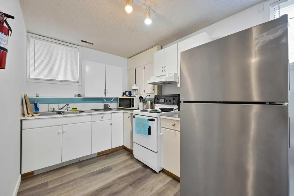 1727 12 Avenue SW Calgary AB T3C 0R5