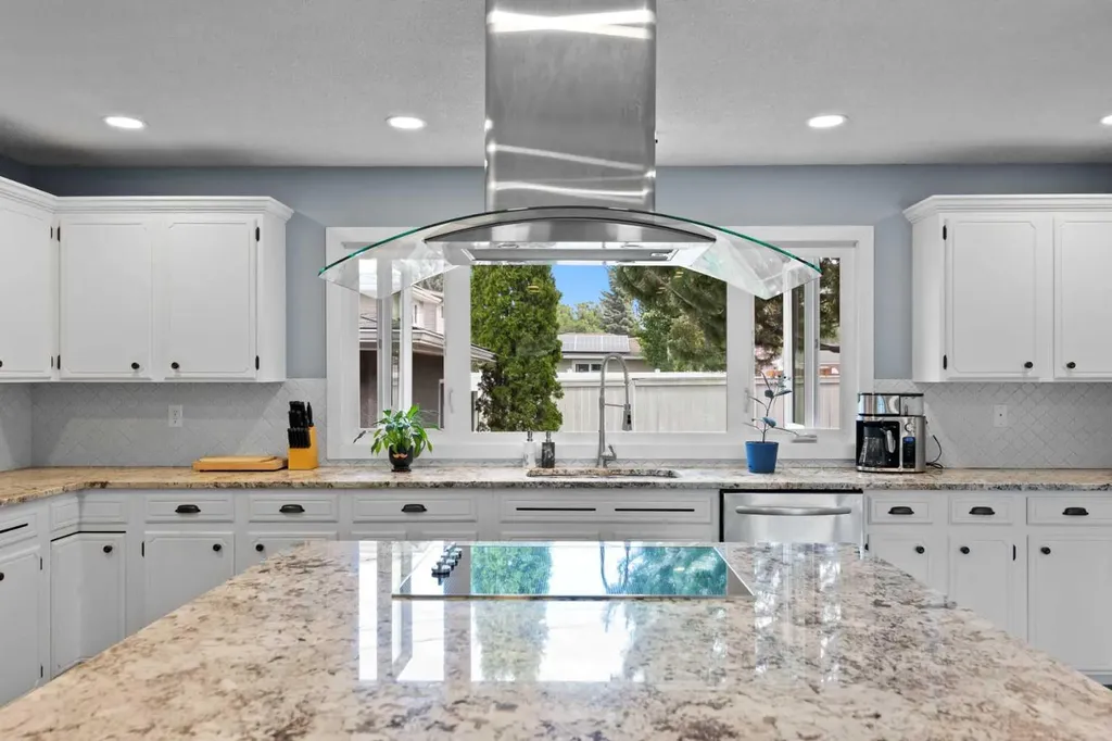20 Mapleburn Drive SE Calgary AB T2J 1Y4