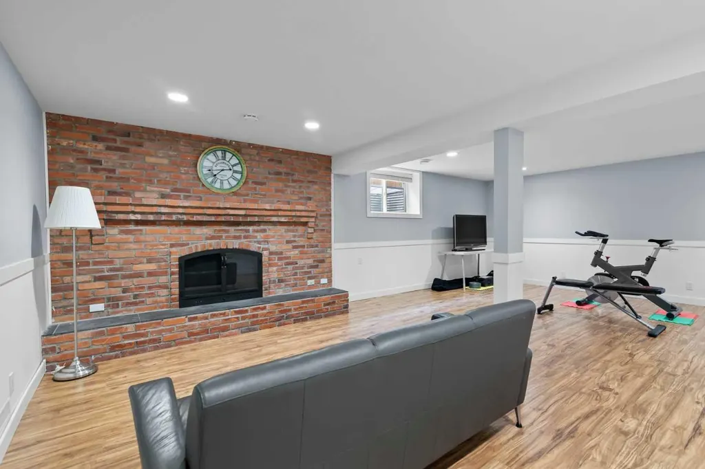20 Mapleburn Drive SE Calgary AB T2J 1Y4