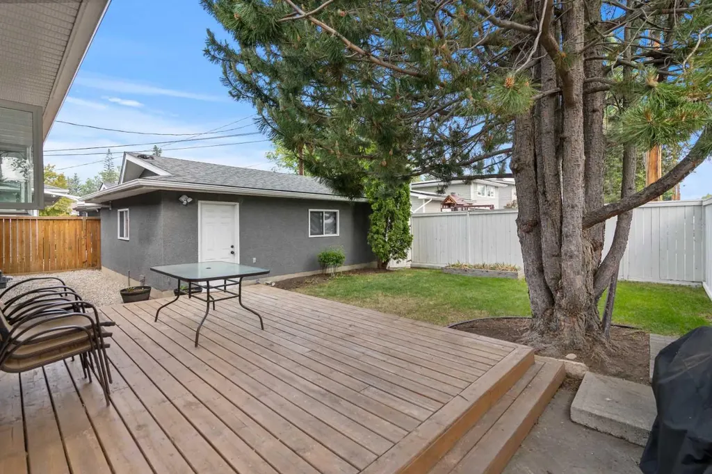 20 Mapleburn Drive SE Calgary AB T2J 1Y4