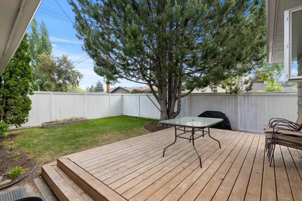 20 Mapleburn Drive SE Calgary AB T2J 1Y4