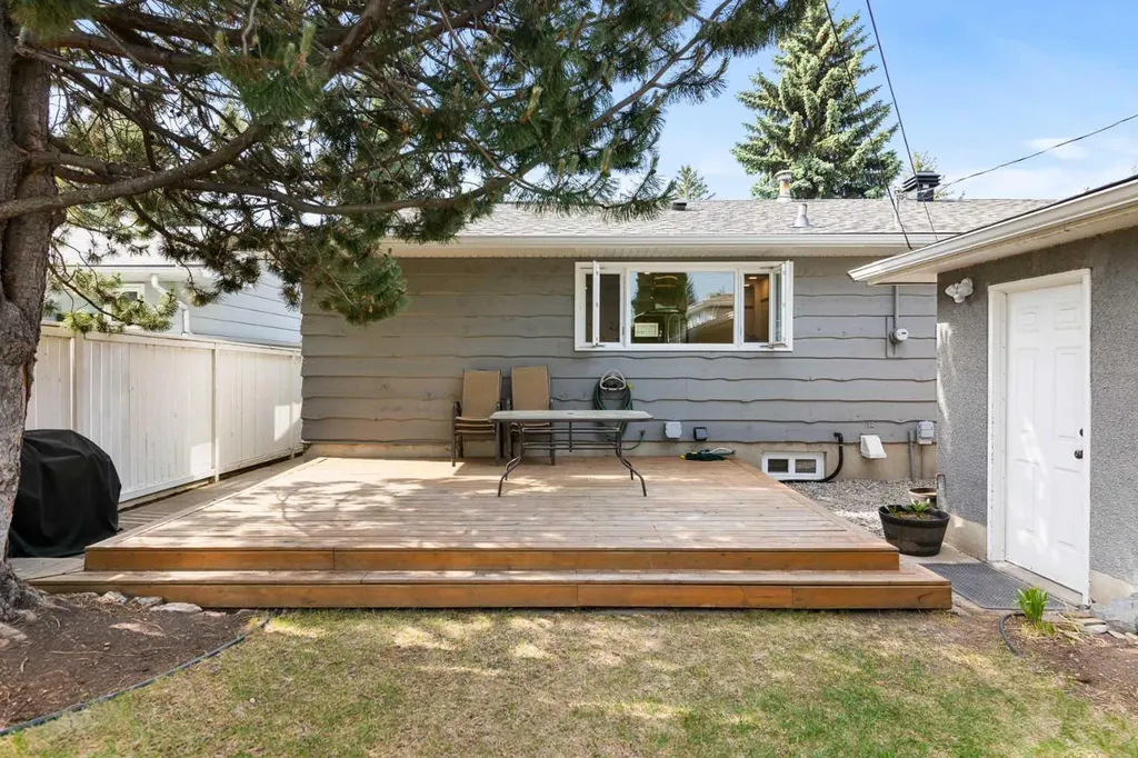 20 Mapleburn Drive SE Calgary AB T2J 1Y4