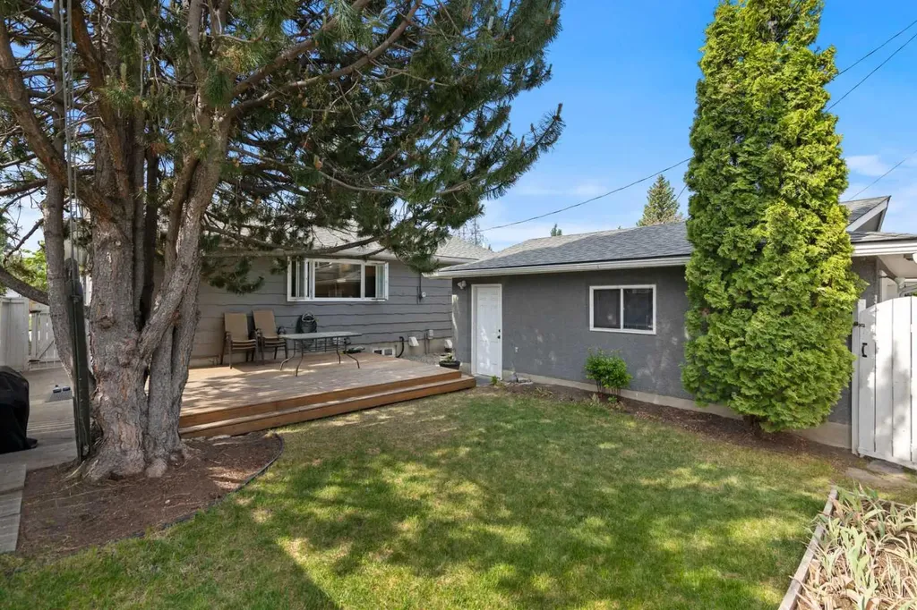 20 Mapleburn Drive SE Calgary AB T2J 1Y4
