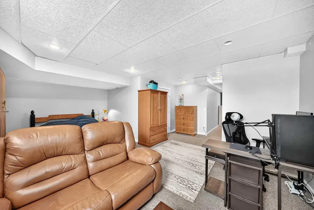 2002 22 Avenue Bowden AB T0M 0K0