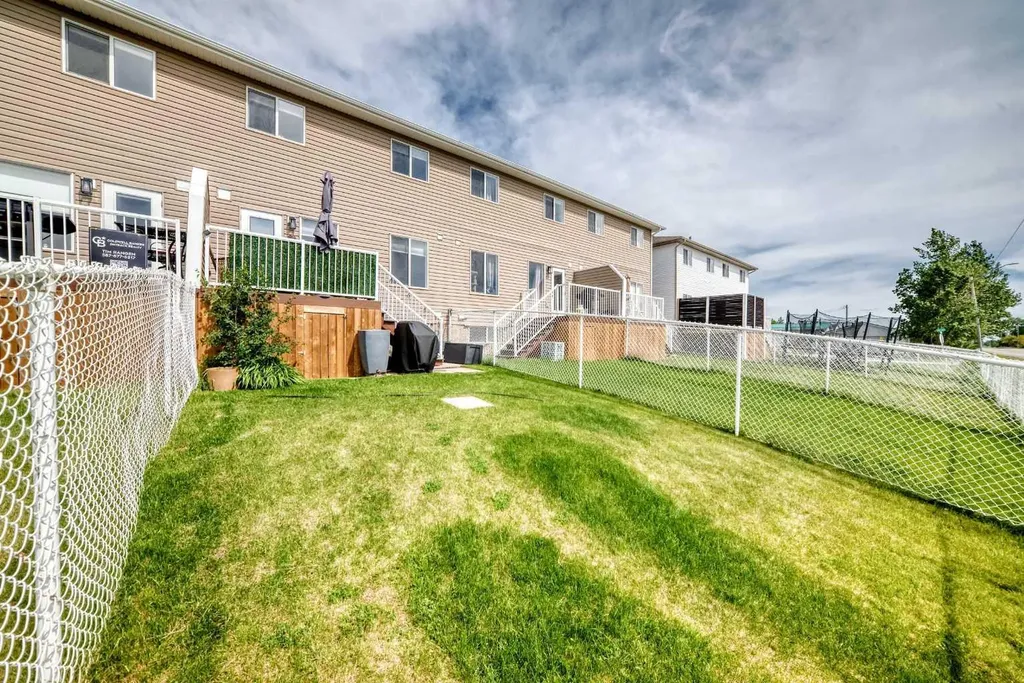 2002 22 Avenue Bowden AB T0M 0K0