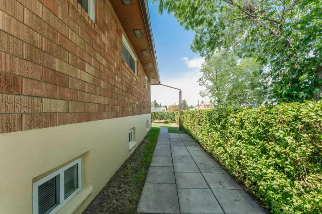 1502 40 Street SE Calgary AB T2A 1K2