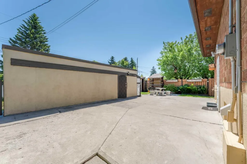 1502 40 Street SE Calgary AB T2A 1K2