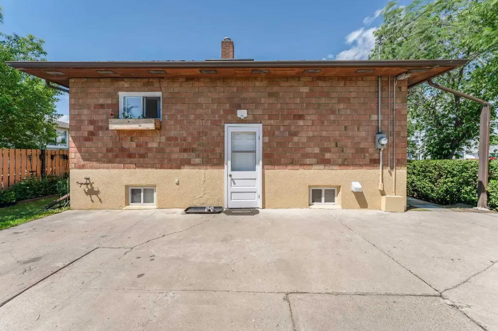 1502 40 Street SE Calgary AB T2A 1K2