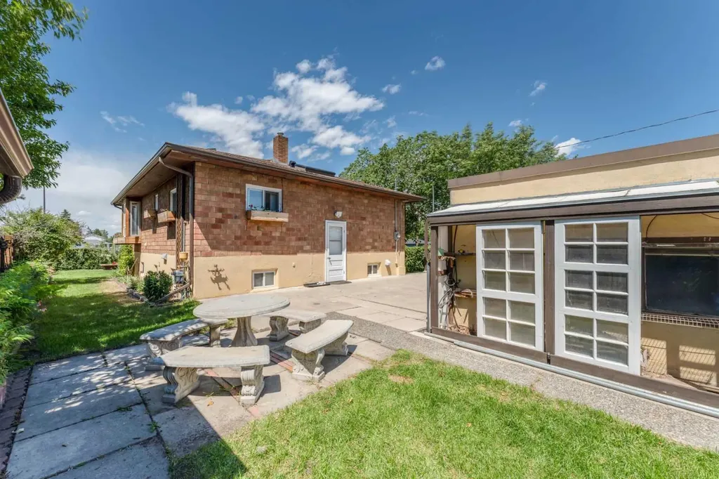 1502 40 Street SE Calgary AB T2A 1K2