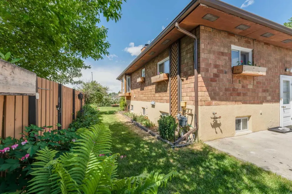 1502 40 Street SE Calgary AB T2A 1K2