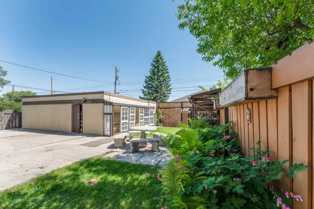 1502 40 Street SE Calgary AB T2A 1K2