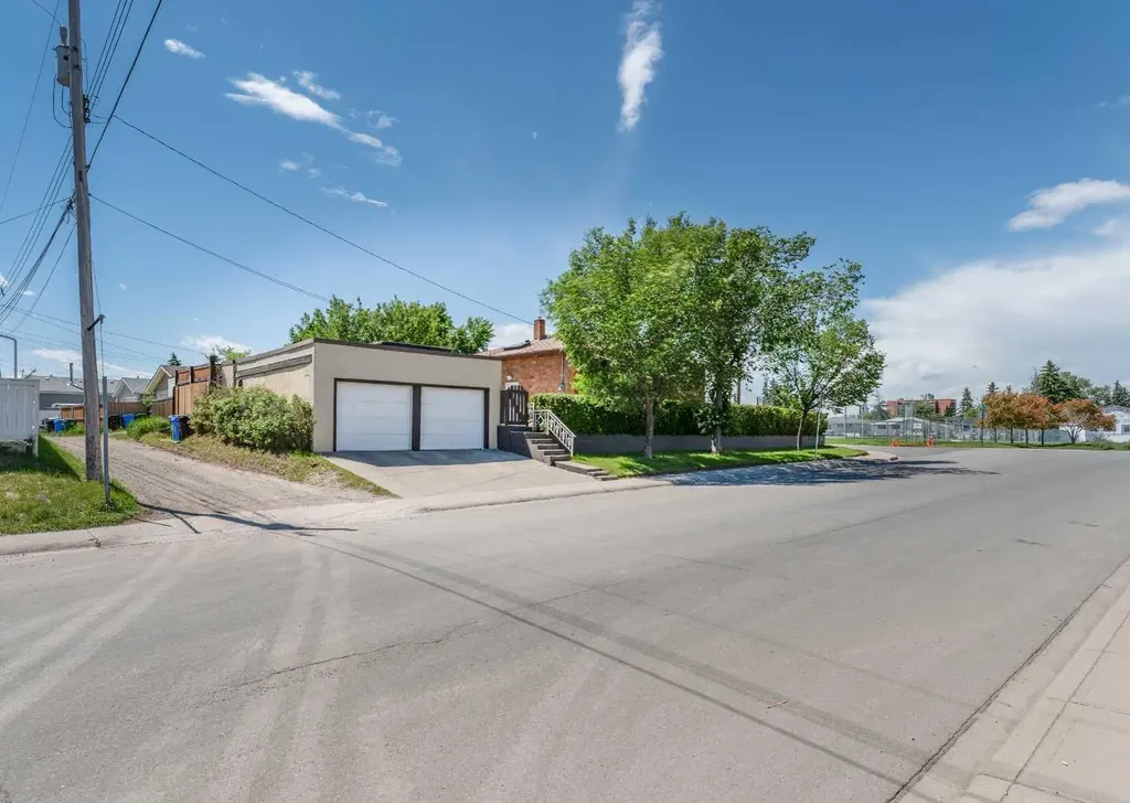1502 40 Street SE Calgary AB T2A 1K2