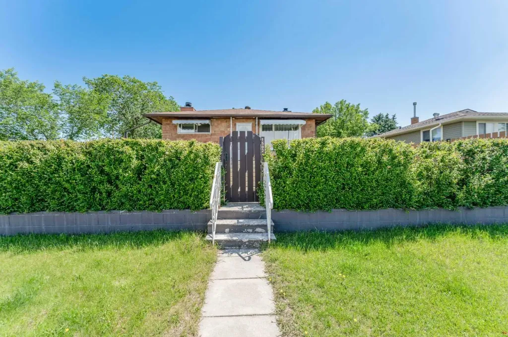 1502 40 Street SE Calgary AB T2A 1K2