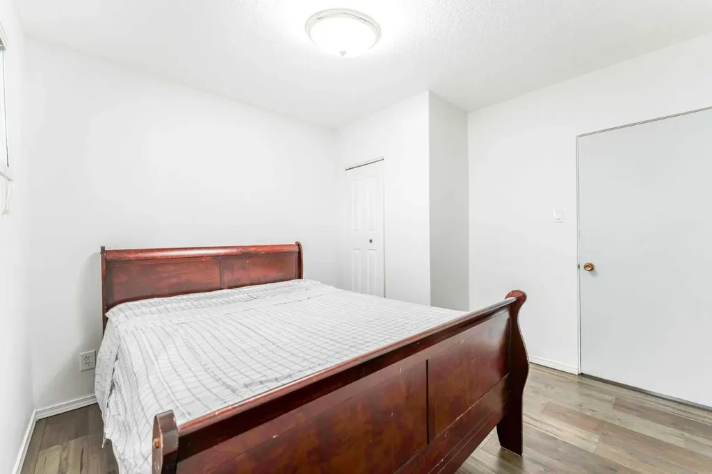 1502 40 Street SE Calgary AB T2A 1K2