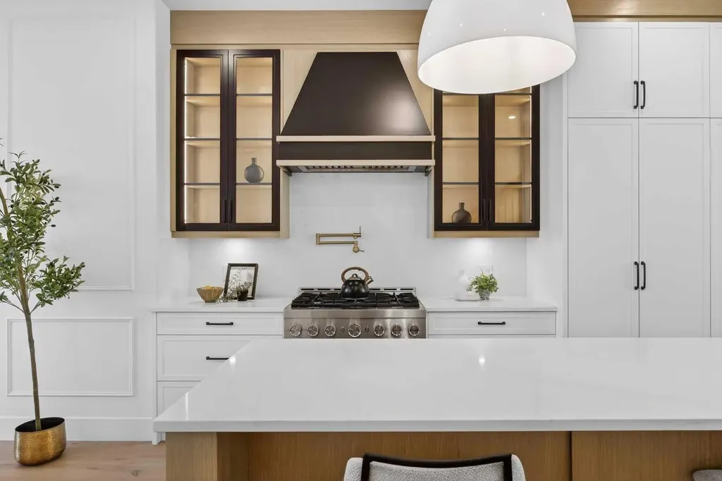 1011 18 Avenue NW Calgary AB T2M 0V8