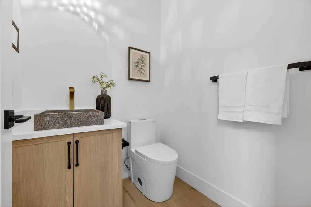 1011 18 Avenue NW Calgary AB T2M 0V8