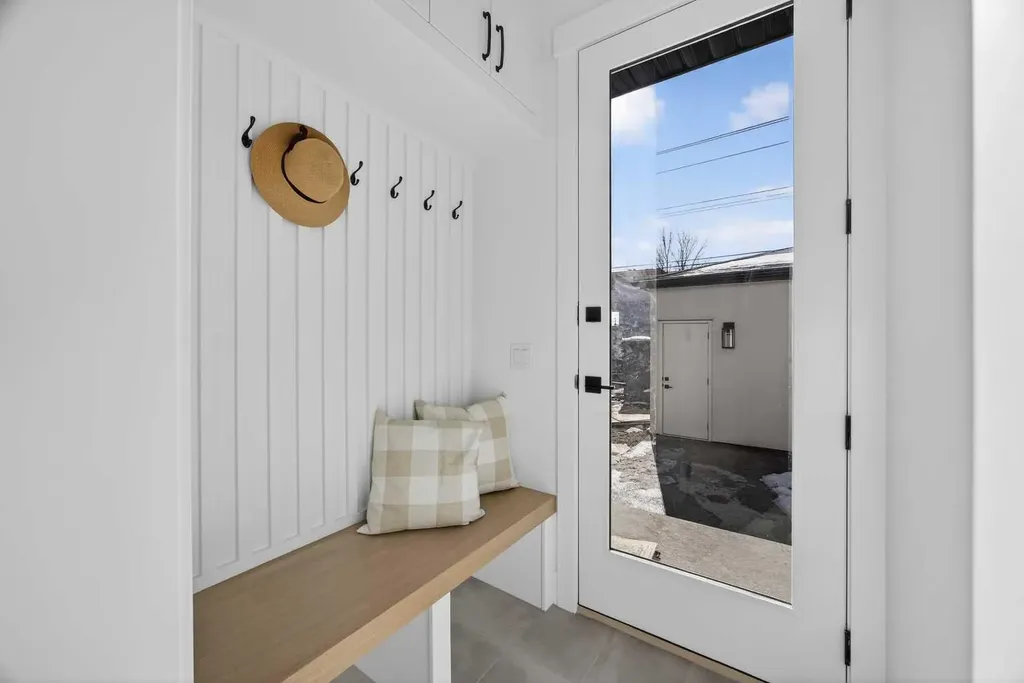 1011 18 Avenue NW Calgary AB T2M 0V8