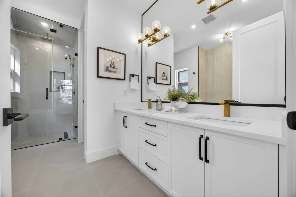 1011 18 Avenue NW Calgary AB T2M 0V8