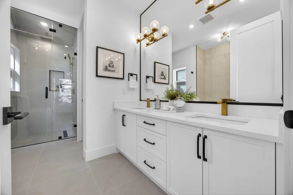 1011 18 Avenue NW Calgary AB T2M 0V8