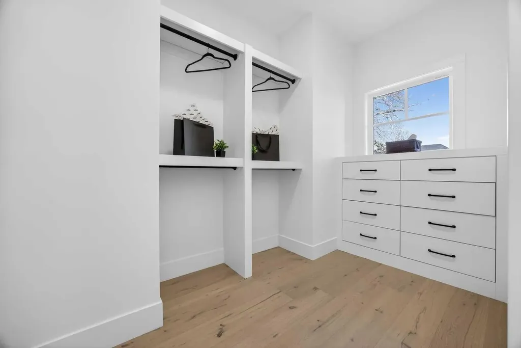 1011 18 Avenue NW Calgary AB T2M 0V8