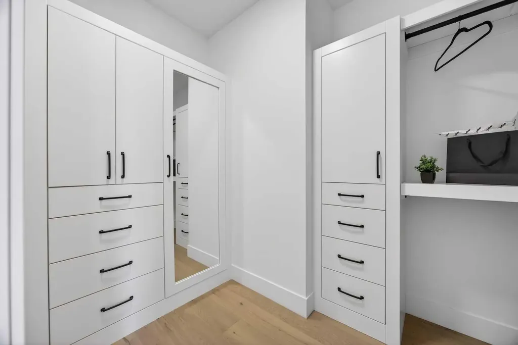 1011 18 Avenue NW Calgary AB T2M 0V8